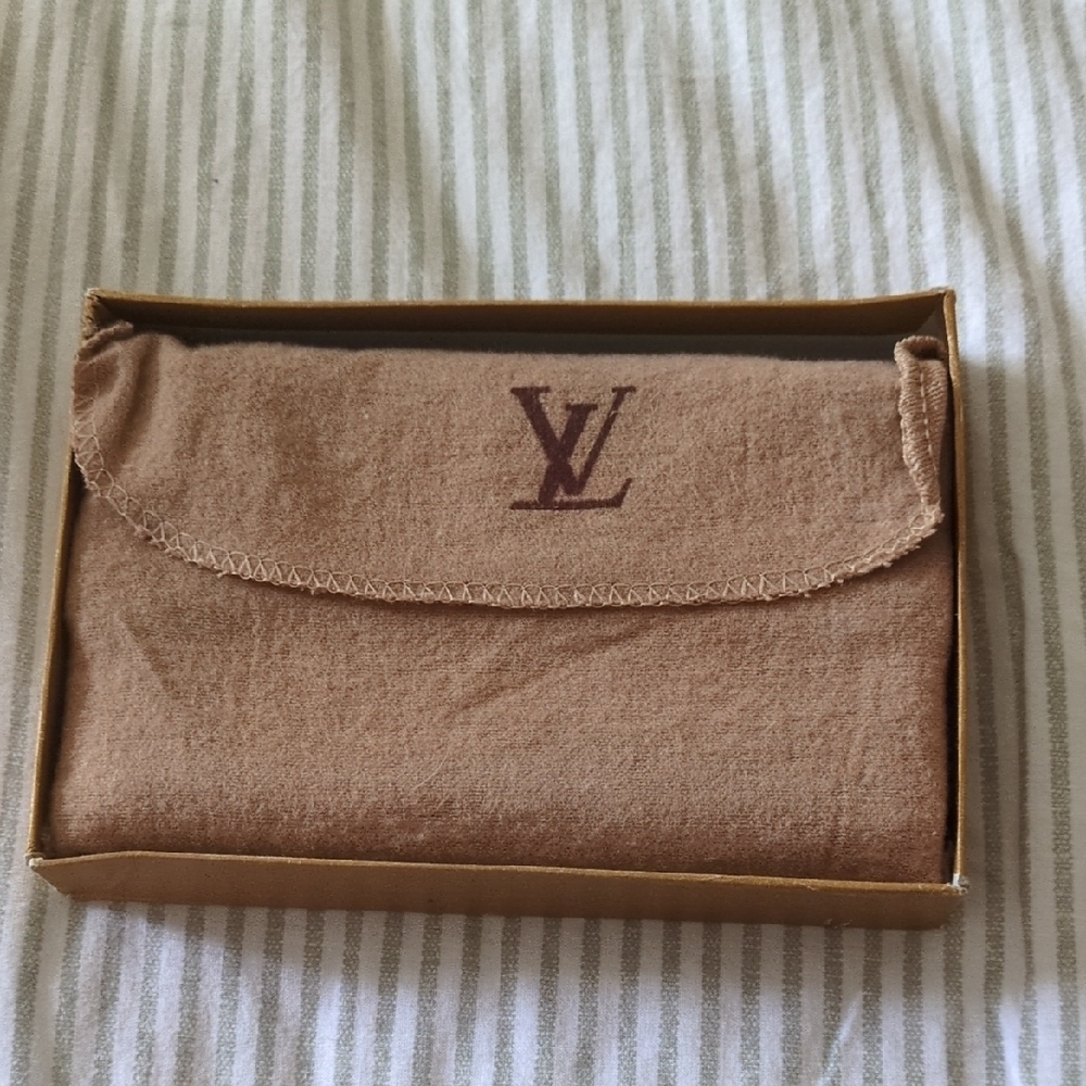 Louis Vuitton Yellow-Gold Logo Gift Box - Picture 3 of 4
